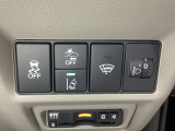 ハンドルの右側にはヘットライトリベライザーとHondaセンシング用のメインスイッチがついています。ヘッドライトリベライザーは道路状況や積荷の加重に応じてライトの高さを調節できます。