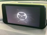【8インチマツダコネクト】車内の雰囲気にマッチした大型のディスプレイ。スマホ接続でのナビ使用やBluetooth再生等、様々な機能が楽しめます。直感的なダイヤル操作が可能で、使い勝手も良好です。