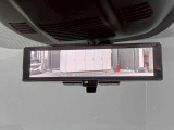 インテリジェントルームミラー搭載で、車の後方に設置されたカメラ映像を映し出してシートバックやヘッドレスト、同乗者に視界が遮られることがなく視認性が非常に良いです