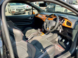 運転席は使用感少なく綺麗です。