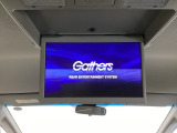 天井にリア席モニターが付いています。ナビゲーションで再生しているDVD等の映像を、後部座席の方にご覧いただくことができます。お子様にも大人気です。