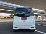 ライトまわりがシャープな印象を演出します。