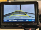 リバースギアに入れるだけで後方の表示へ切り替わります。夜間や雨の日の駐車も楽になりますよ。