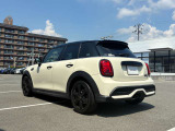 後ろからみても直ぐにMINIだとわかる丸みを帯びたデザインでございます。