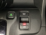 セレクトレバーの右に電子制御パーキングブレーキがあります。スイッチひとつで、停車した地点の傾斜などをシステムが検知・判断してブレーキ力を自動的に最適制御し、しっかり停車できるパーキングシステムです。