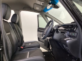 広い足元に肘掛けもついたゆったり座れるシートです。運転席と助手席の間が空いているため、助手席側への移動がスムーズです。交通量の多い道でも、助手席側から乗り降りができます。