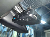 ドライブレコーダーは車に取り付けて走行中の映像や音声を記録する機器です事故やあおり運転などが起きたときに、状況確認の材料として使われます。衝撃を検知するとその前後の映像を自動で保存するタイプもあります