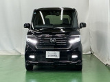 LEDヘッドライトを装備しています。LEDヘッドライトはとても明るく、雨の日や夜間走行も安全・安心です。オートライトコントロール付きで周囲の明るさに応じて自動で点灯・消灯します