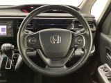 ハンドルにHondaセンシング系のクルーズコントロールやレーンキープアシストなどのスイッチと、オーディオの操作スイッチが装備されています。ハンドルから手を離さず安全に操作できます。