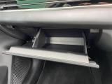 【グローブボックス】大容量のグローブボックスです!!車検証ケース他、日頃使う小物類の収納スペースもたくさんあります!