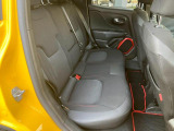 屋根までの高さがある車のため、大人の方でも圧迫感が少なく乗車出来ます。足元は広く取られているため、ゆったりとお乗り頂けます。