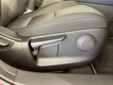 運転席にはドライバーの体型や好みに応じて前後方向だけでなく、高さの調整ができるシートリフターを装備!