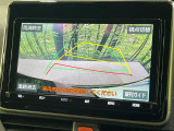 【バックカメラ】駐車時に後方がリアルタイム映像で確認できます。大型商業施設や立体駐車場での駐車時や、夜間のバック時に大活躍!運転スキルに関わらず、今や必須となった装備のひとつです!