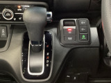 CVT車のセレクトレバーです。低速から高速まで、変速ショックのないスムーズな走りと、エンジン効率のよい領域を維持して燃費にも貢献します。サイドブレーキはスイッチ操作の電子制御パーキングブレーキです。