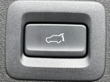 【パワーバックドア】スマートキーや運転席のボタンを押すだけでリアゲートが自動で開閉します!荷物を持っている時や、高い位置にあるバックドアを閉める際に便利な機能です♪