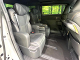 後部座席も気になるようなキズ・汚れやへたり等、大きなダメージはなく、良好な状態です。