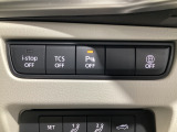 運転席脇のクラスタースイッチ部分にはパーキングセンサー、その他走行系スイッチを集中配置しております。