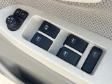 【電動格納ミラー】サイドミラーは電動格納式となっており、狭い駐車場でもキズがつくリスクを抑えられます。