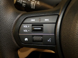 【ステアリングリモコン】ステアリングにオーディオ調節可能なスイッチが装備されていますので運転中でも視線をそらさずにオーディオの調節が可能です!