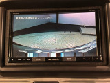 リバースギアに入れるだけで後方の表示へ切り替わります。夜間や雨の日の駐車も楽になりますよ。