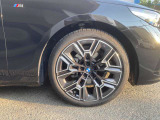 【BMWアロイホイル】軽量かつ強度に拘ったアロイホイル。走行性能ポテンシャルを引き出す設計。車の足元を引き締めてくれる大きなポイントはアロイホイルです。