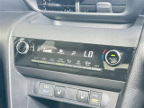 【オートエアコン】「AUTO」スイッチを押すだけで、冷暖房の切り替えや風量、吹き出し口の調整などを自動で行います。