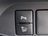 超音波センサーを利用して、車両前方や車両後方の障害物を検知。障害物との距離と接近部位の位置をマルチインフォメーションディスプレイに表示し、同時に音声とブザーでドライバーに注意を促します。