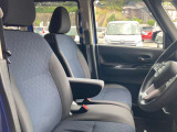◆前面ドア運転席◆ドアの開口が広く乗降ラクラク。シートの幅も広く運転していてもストレスを感じません。足元も広く快適なドライブを演出してくれます。