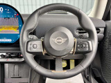 左が運転支援システムの操作スイッチ、右がオーディオ系スイッチになります。非常に使いやすく配置されています