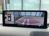 狭い場所での駐車やすれ違いなどでより的確な運転操作に役立つ360&deg;ビューモニターが装備されています。