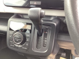 インパネシフトだから視線の移動も少なく足元もスッキリ♪運転席もゆったりしているのでゆとりを持ってドライブできますね!