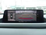 車両の前後左右にある4つのカメラを活用し、センターディスプレイの表示や各種警報音で低速走行時や駐車時に車両周辺の確認を支援し、見えない部分の危険察知をサポートいたします!
