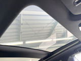 【ガラスルーフ】大型のガラスルーフ搭載で車内の解放感が一気にアップ!開放的なドライブをお楽しみいただけます。