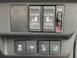 運転席右側に電動スライドドアのスイッチや衝突軽減ブレーキ【CMBS】のスイッチ等がついています。
