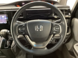 ハンドルにHondaセンシング系のクルーズコントロールやレーンキープアシストなどのスイッチと、オーディオの操作スイッチが装備されています。ハンドルから手を離さず安全に操作できます。