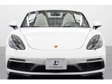 外装はホワイト。GTS専用のブラック仕上げトリムとサテンブラックのPORSCHEロゴが引き締め役となり、明るくも締まりのある佇まいに仕上がっています。