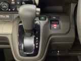 CVT車のセレクトレバーです。低速から高速まで、変速ショックのないスムーズな走りと、エンジン効率のよい領域を維持して燃費にも貢献します。サイドブレーキはスイッチ操作の電子制御パーキングブレーキです。