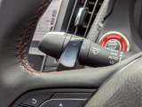 ハンドルの裏に装備されたレバーで、オートマ(AT)車でも指先で直感的にギアチェンジができる機能!