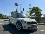 ミニクラブマン クーパーSの右前から見た外観です。車両全体のバランスが分かりやすい一枚です。