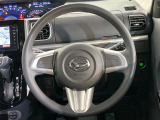 インテリアに合わせたデザインのステアリングは、運転される方のことも考え、運転しやすい形状、大きさです。是非一度、実際に触ってお確かめください。