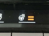 ステアリングヒーター付き。寒い日のドライブも、手のひらから温めてくれます。