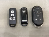 スマートキー付きですからドアロックの開閉およびエンジンスタートが楽々です。電動スライドドアの開け閉めもボタンで操作できます。加えて、純正リモコンエンジンスターター用の操作キーもついています。