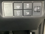 ハンドルの右側にはヘットライトリベライザーとVSA(ABS+TCS+横滑り抑制)の解除スイッチがついています。ヘッドライトリベライザーは道路状況や積荷の加重に応じてライトの高さを調節できます。