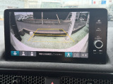 後退時に車両の後ろ側をモニター画面に表示します。車庫入れなどでバックする際に後方確認ができて便利です。車庫入れが苦手な人もこれで安心。