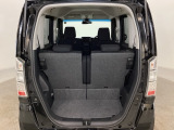 開口部も広く荷物の積み下ろしもしやすいお車となっております。シートの背もたれは5:5の割合で分割して可倒できるので、長いお荷物などを載せることもできます。