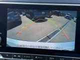 車両後方をモニターに映すバックビューカメラを装備しています。車幅、距離、予想進路線表示機能付きです。