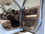 運転席・助手席ドアは開口範囲が広く、とても乗りやすいですよ!収納スペースもあります!