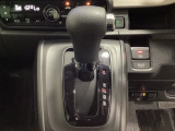 CVT車のセレクトレバーです。低速から高速まで、変速ショックのないスムーズな走りと、エンジン効率のよい領域を維持して燃費にも貢献します。サイドブレーキはスイッチ操作の電子制御パーキングブレーキです。