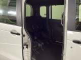 【チップアップシート】広い荷室もいいけれど、後席の足元に生まれるこの空間はとても使いやすいです。自由自在なシートアレンジで、車内がもっと自分らしい空間になります。