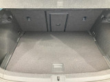 ●すっきりとした見た目のスクエア形状のラゲッジスペースです。また荷物が多い時、急なお買いものの際にもリヤシートを倒していただくことにより十分なスペースを確保できます。